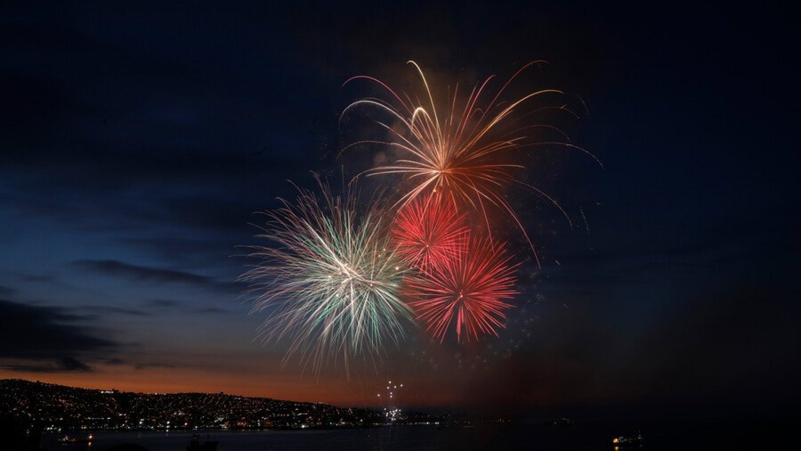 Feriado de Año Nuevo. Fuegos artificiales.