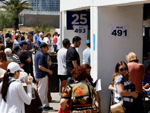 Foto: Ciudadanos expresan sus preferencias en el Plebiscito constitucional 2023. Foto: Aton.