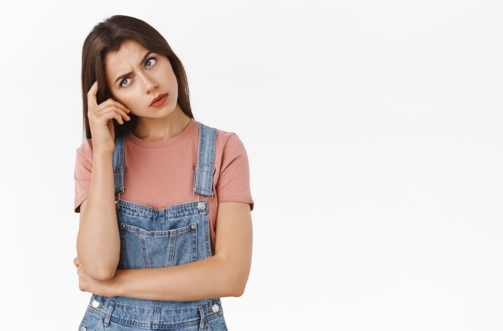 Mujer pensando. 10 acertijos complicados con respuestas para adultos