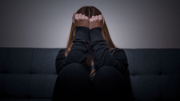 Persona estresada o con tristeza.