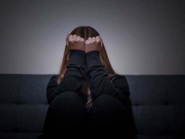 Persona estresada o con tristeza.