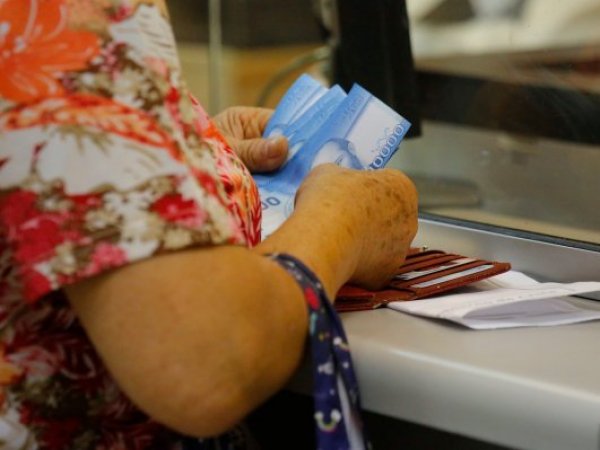 Mujer cobrando un beneficio estatal