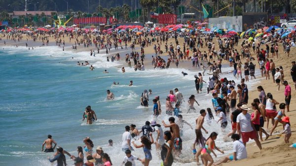 Gente de vacaciones en la playa. Bono de Vacaciones 2024.