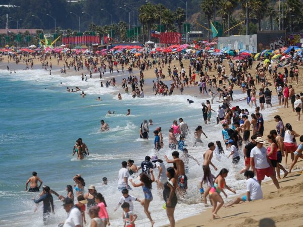 Gente de vacaciones en la playa. Bono de Vacaciones 2024.