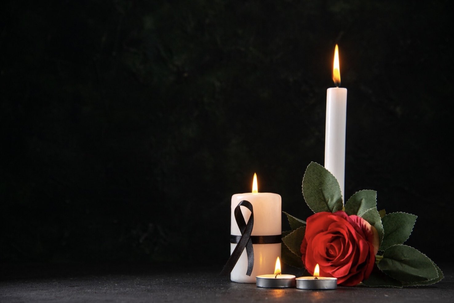 Velas y rosas que simbolizan muerte. Condolencias.