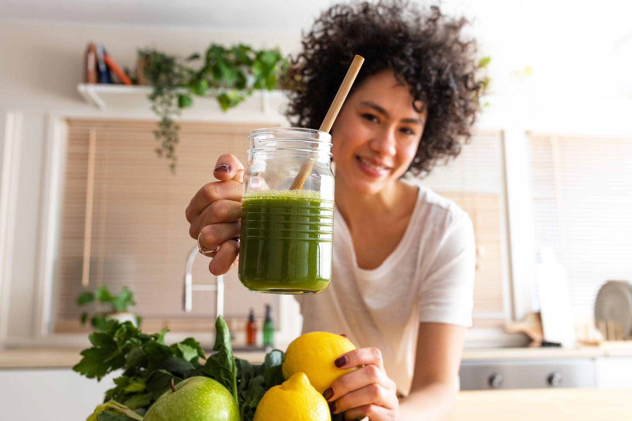 Chica con batido verde