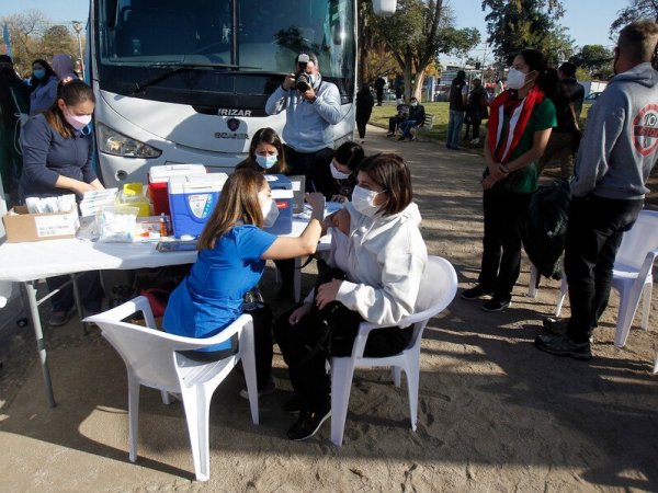 Foto: Aton. Llaman a vacunarse por variante Pirola.