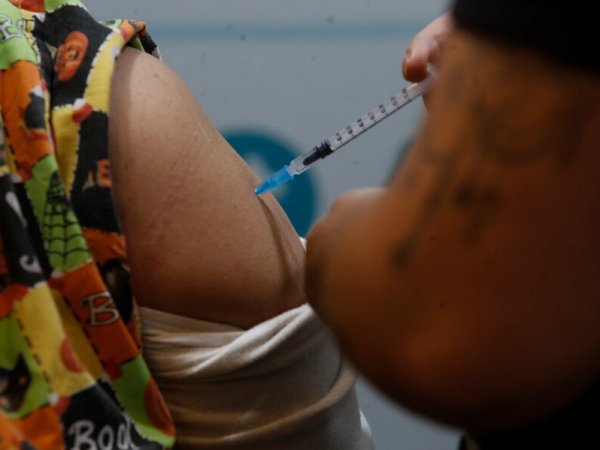 Médico se refiere a la variante Pirola de Covid-19.