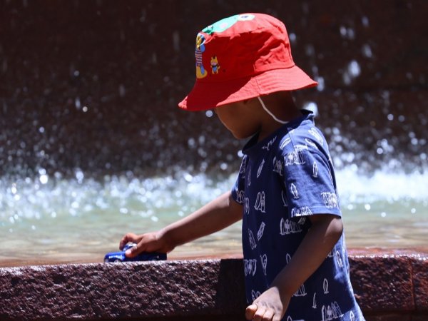 Niño enfrentando el calor
