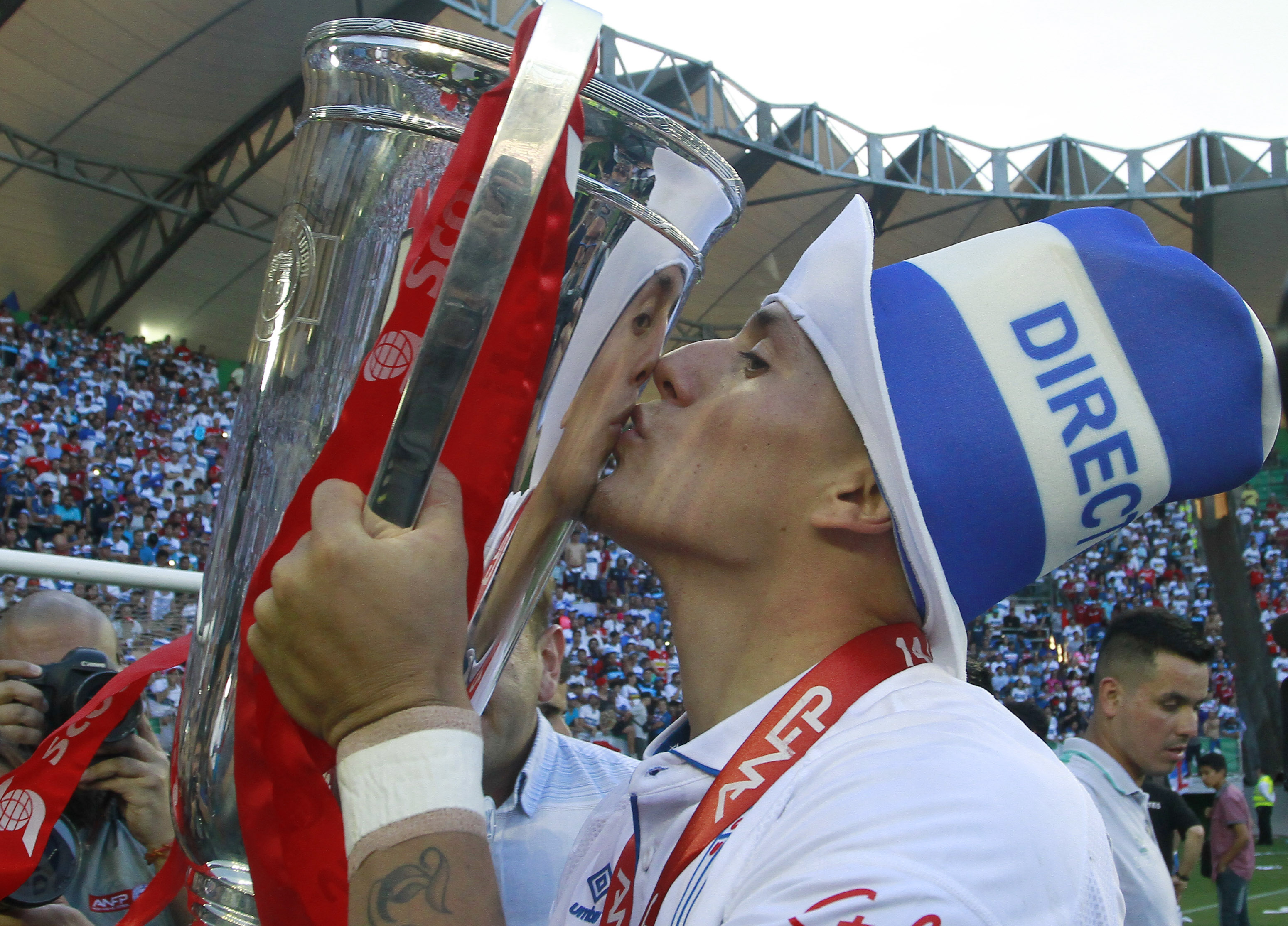 Nicolás Castillo celebrando titulo de campeón con Universidad Católica. 