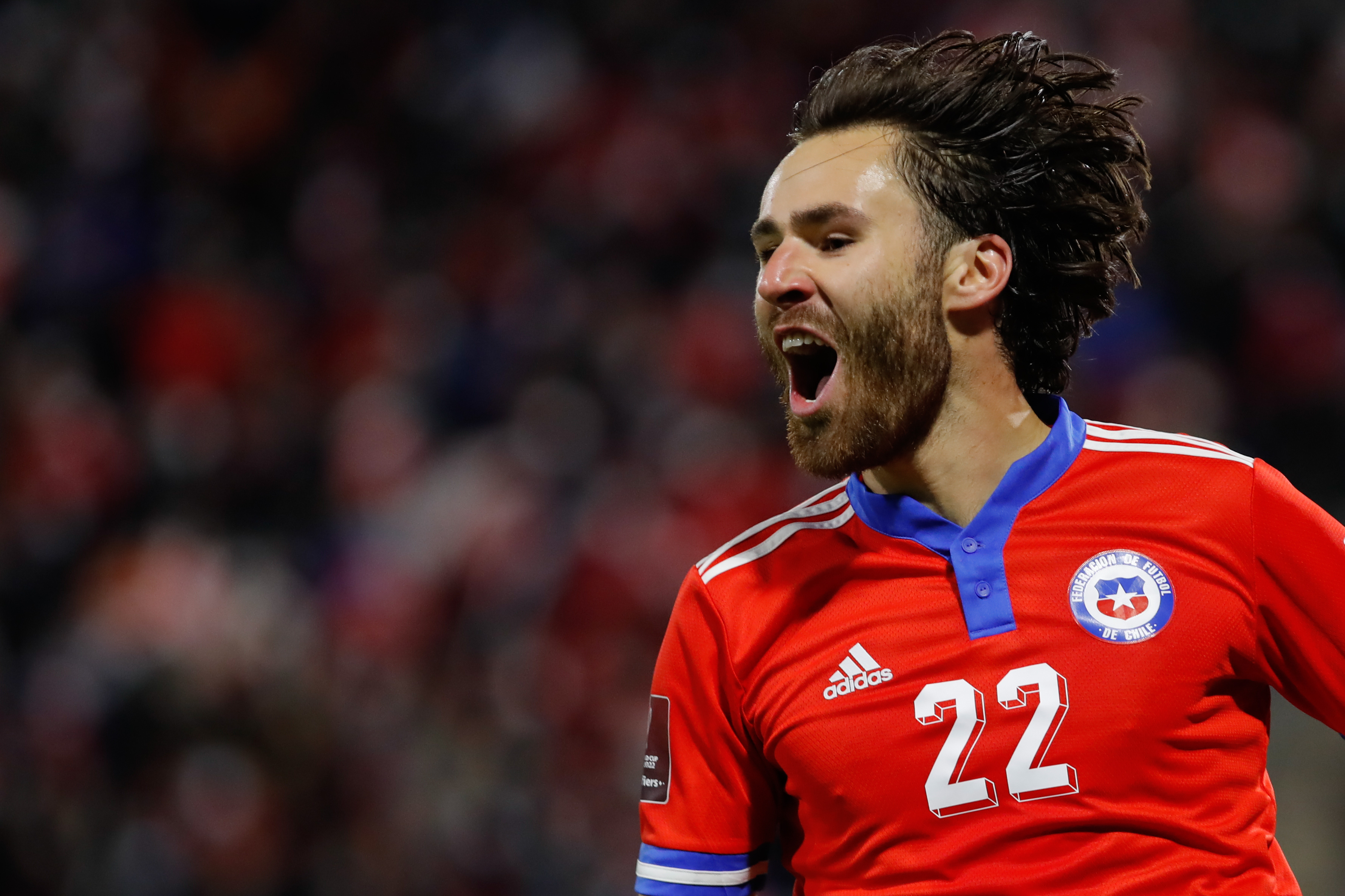 Ben Brereton celebrando un gol con la selección chilena. 