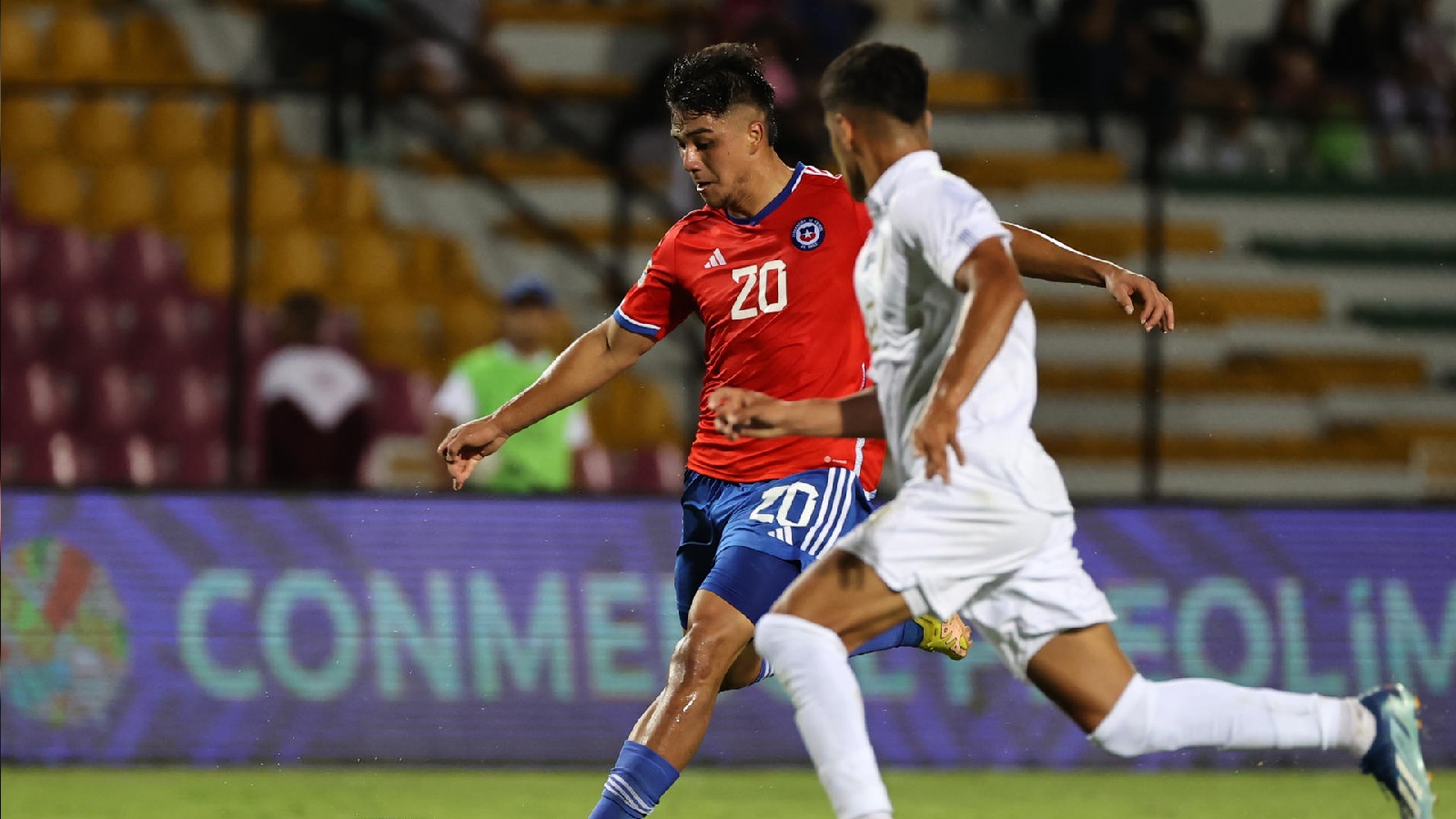 Damián Pizarro jugando por la Selección Chilena