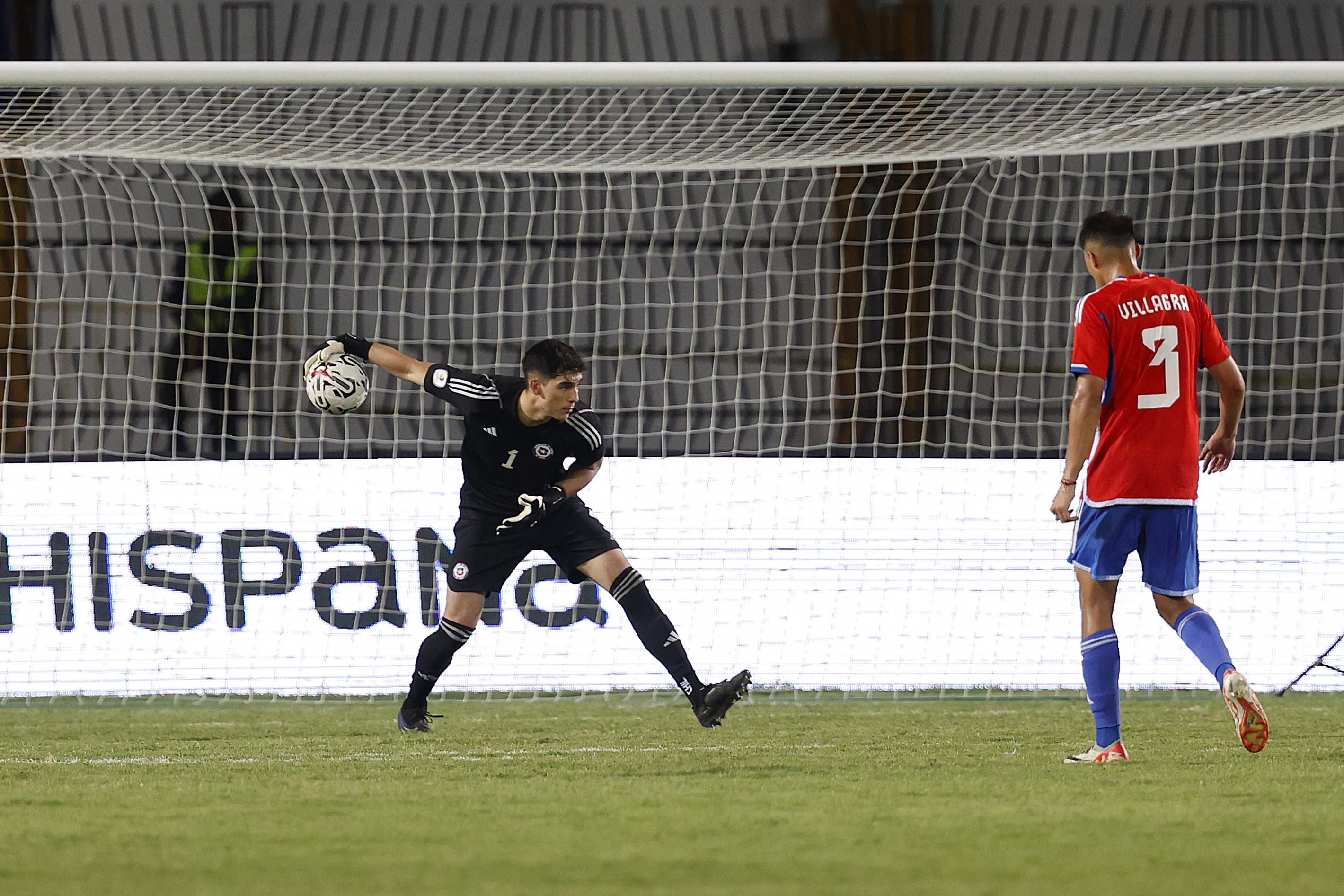 Vicente Reyes atajando por Chile