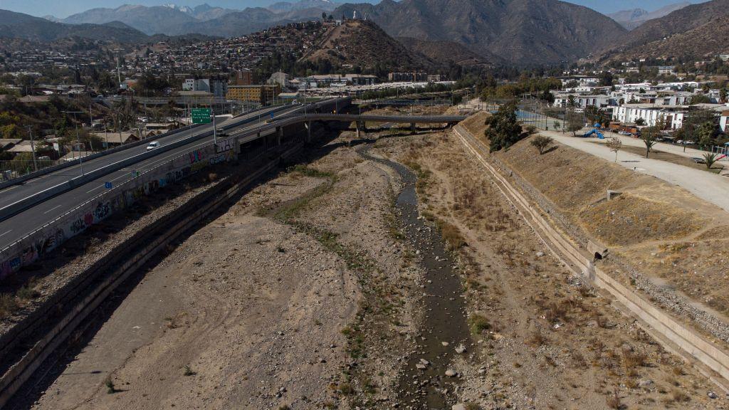 Imagen tomada en 2022 del río Machocho en Santiago, casi seco 