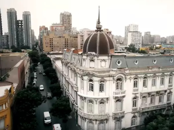 Descubre los palacios ocultos de Santiago