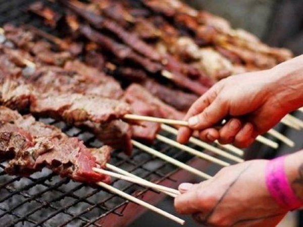 Semana Llanquihuana: Niño de 7 años muere tras asfixiarse con trozo de anticucho