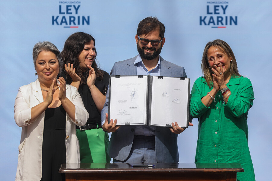 Firma de la Ley Karin.