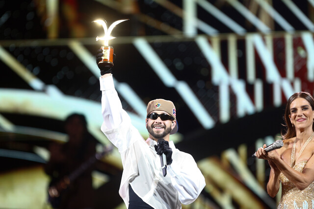 Mora recibiendo la gaviota de oro en el festival de viña del mar