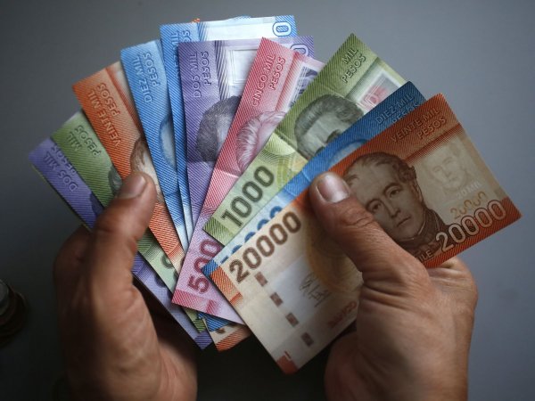 Ex Bono Marzo 2024. Mano con billetes.