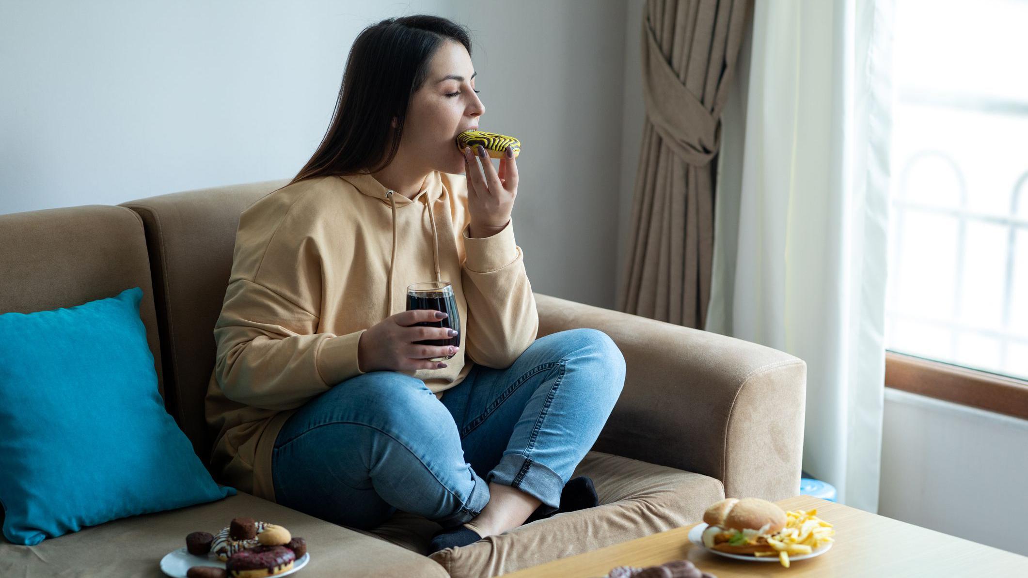 mujer comiendo 