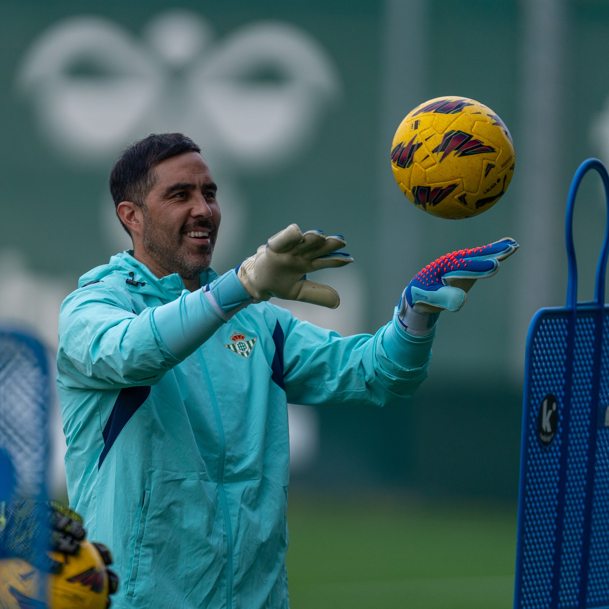 Claudio Bravo entrenando con el Real Betis