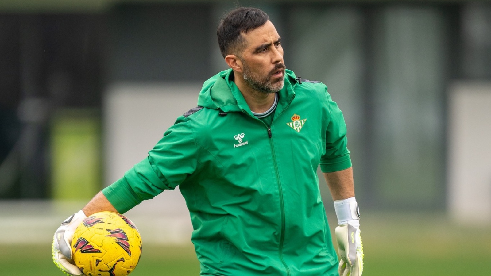 Claudio Bravo entrenando por el Real Betis