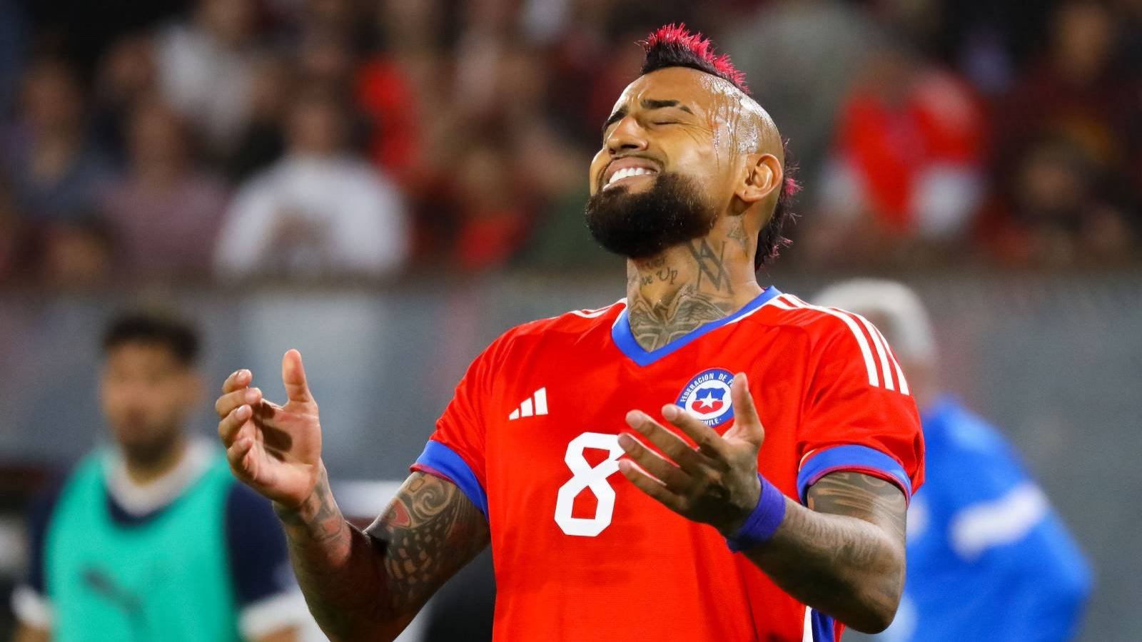 Arturo Vidal representando a la selección chilena.