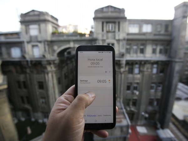 Cambio de hora 2024. Cambiar hora teléfono.