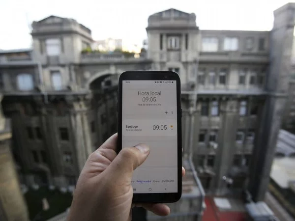 Cambio de hora 2024. Cambiar hora teléfono.