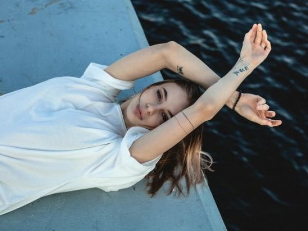 Mujer con tatuajes en los brazos