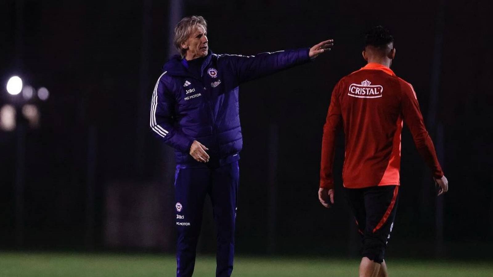 Ricardo Gareca dirigiendo un entrenamiento al mando de la Selección Chilena.