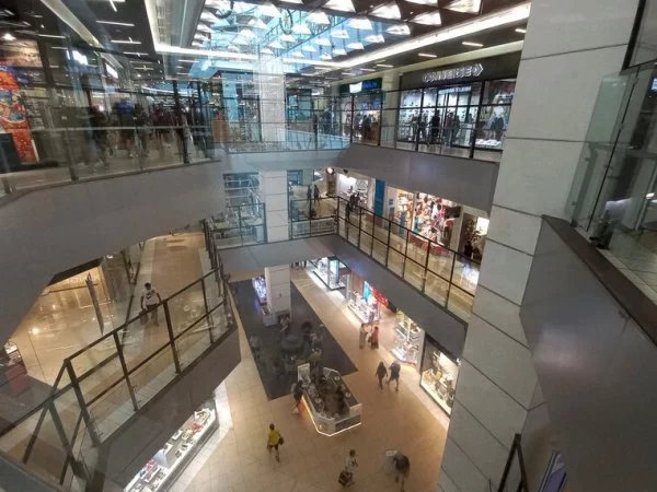 Persona con bolsa de compras