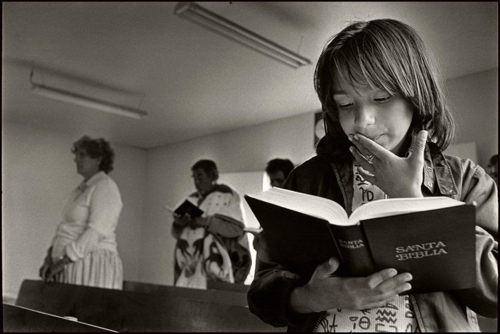 Niña leyendo la Biblia.
