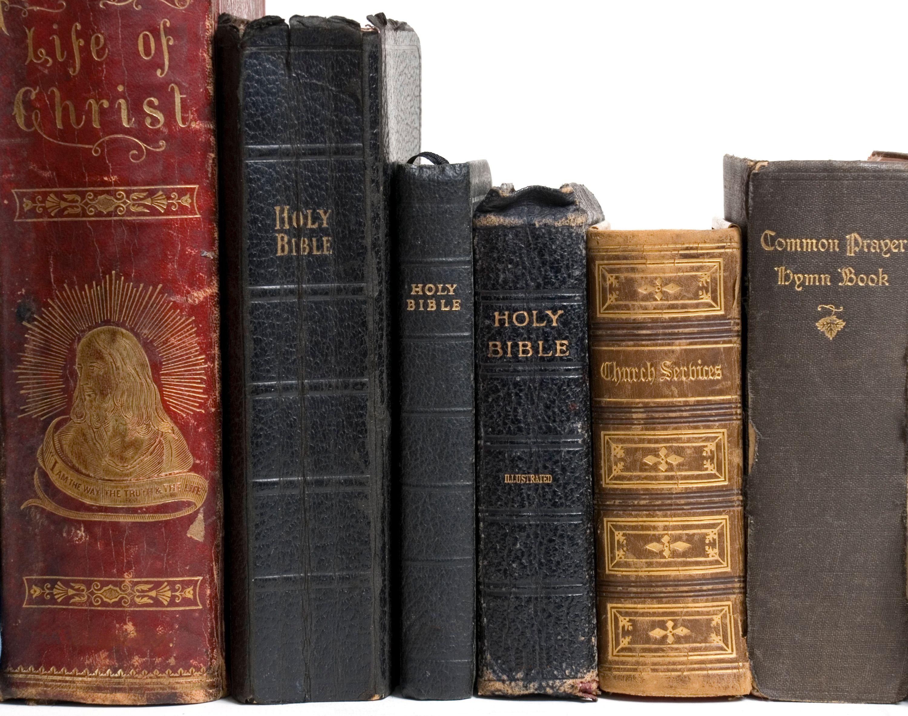 Fotos de varias Biblias.