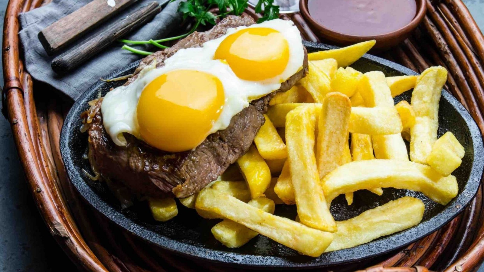 Día del Bistec a lo Pobre. Plato con bistec a lo pobre