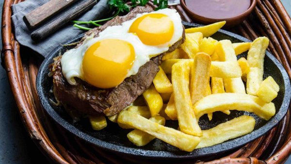 Día del Bistec a lo Pobre. Plato con bistec a lo pobre