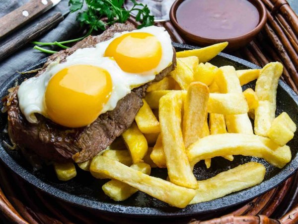 Día del Bistec a lo Pobre. Plato con bistec a lo pobre