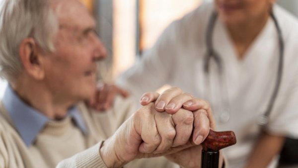 Adulto mayor. Adultos mayores en invierno.