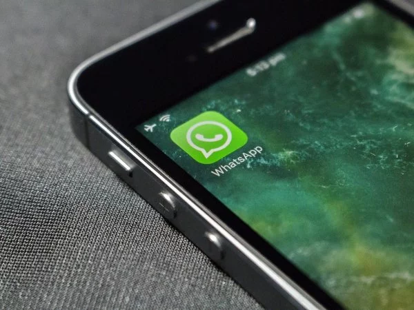 Teléfono con WhatsApp.