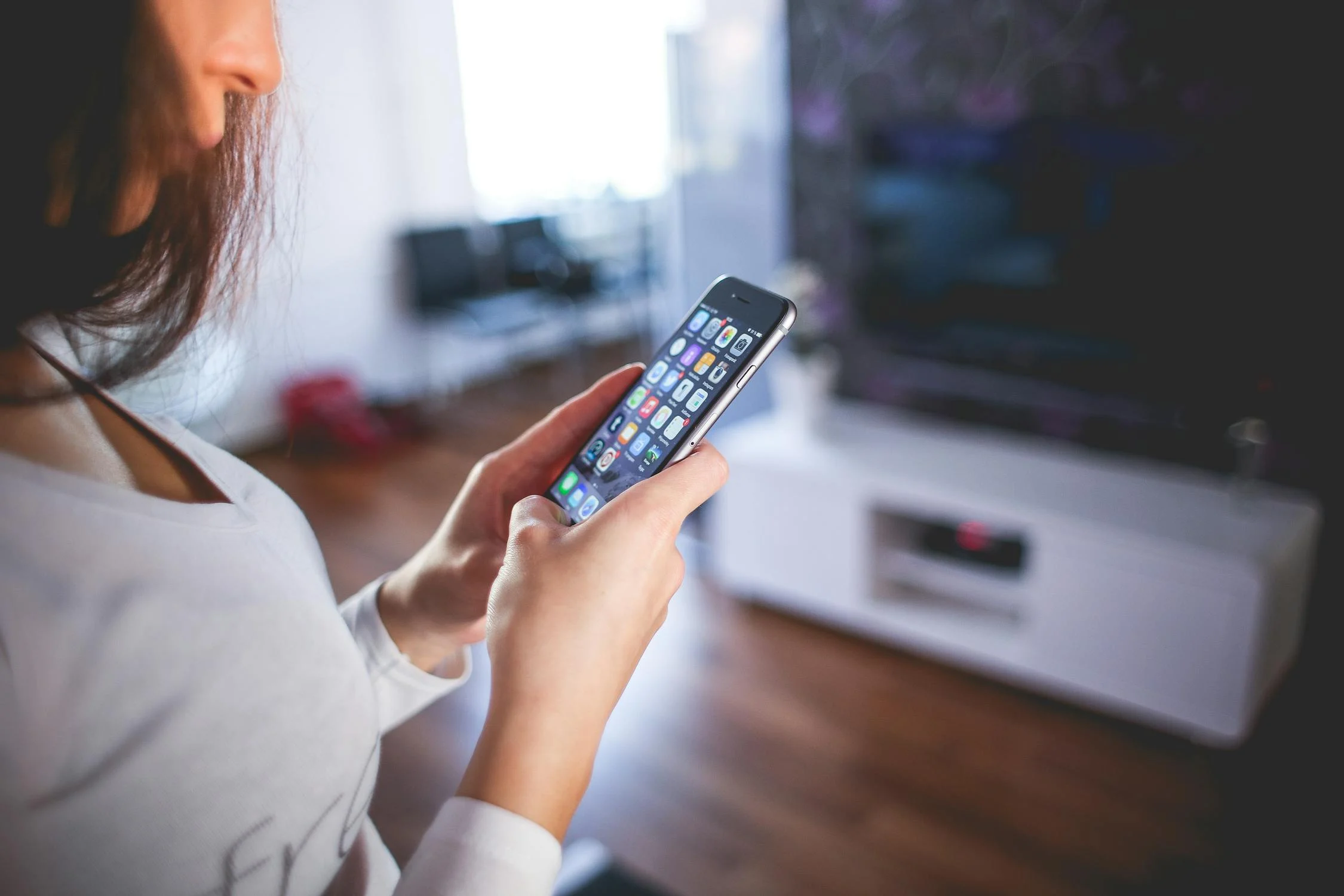 Mujer sujetando iPhone. Apple