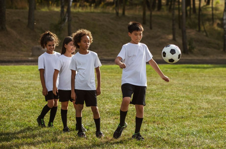 Niños jugando fútbol