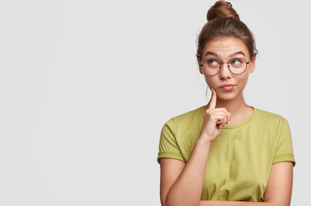 Mujer pensando. Adivinanzas difíciles para adultos con respuesta de historia