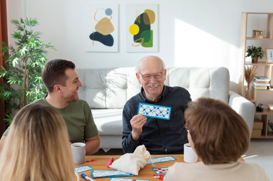 Adultos jugando a las adivinanzas