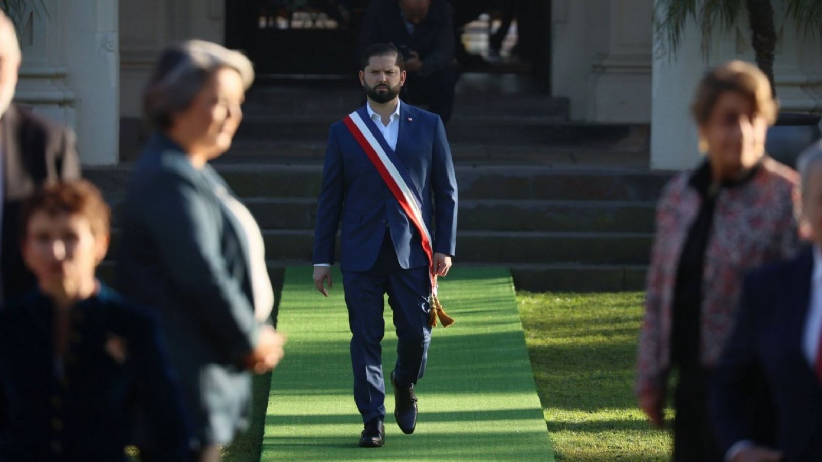 FOTOS: Los momentos que marcaron la fotografía oficial del Presidente Boric con su gabinete