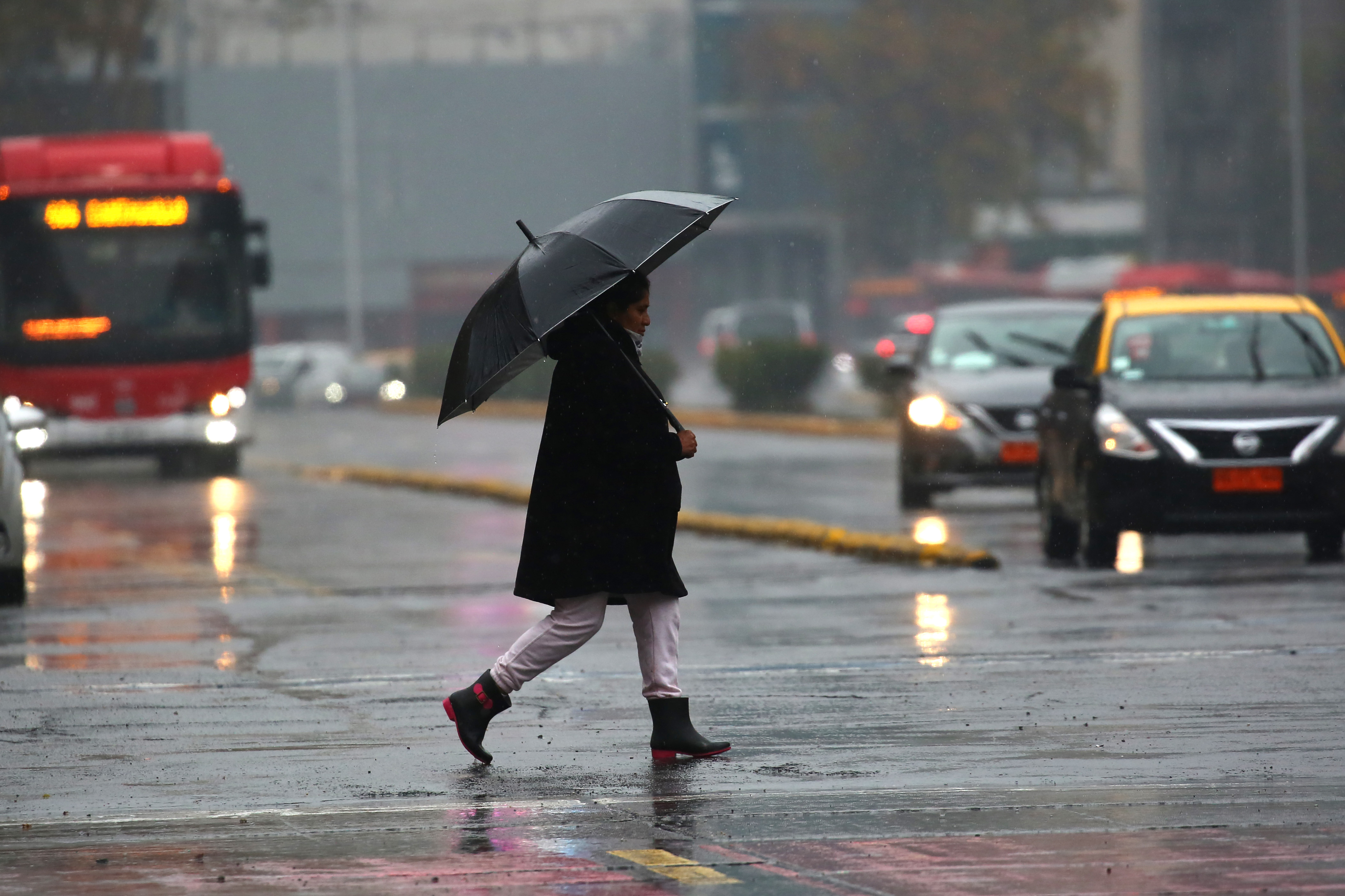 Persona bajo la lluvia