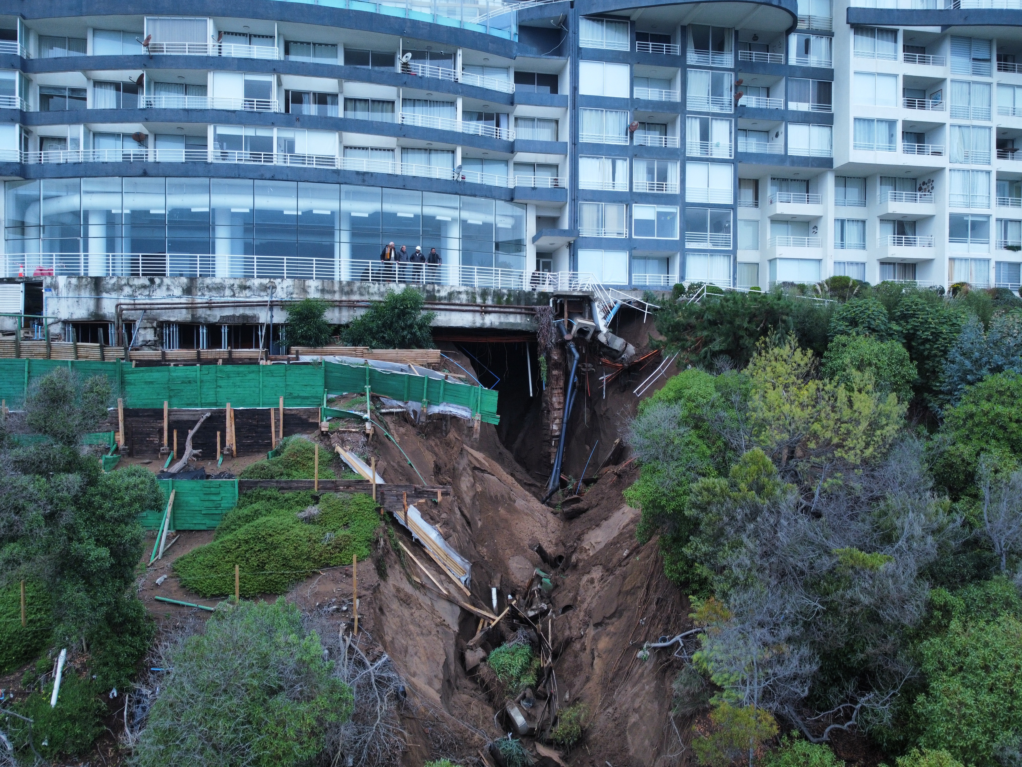 Evacuación de edificio Euromarina II por nuevo socavón en Reñaca