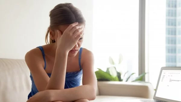 Mujer con migraña.