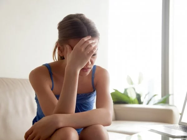Mujer con migraña.