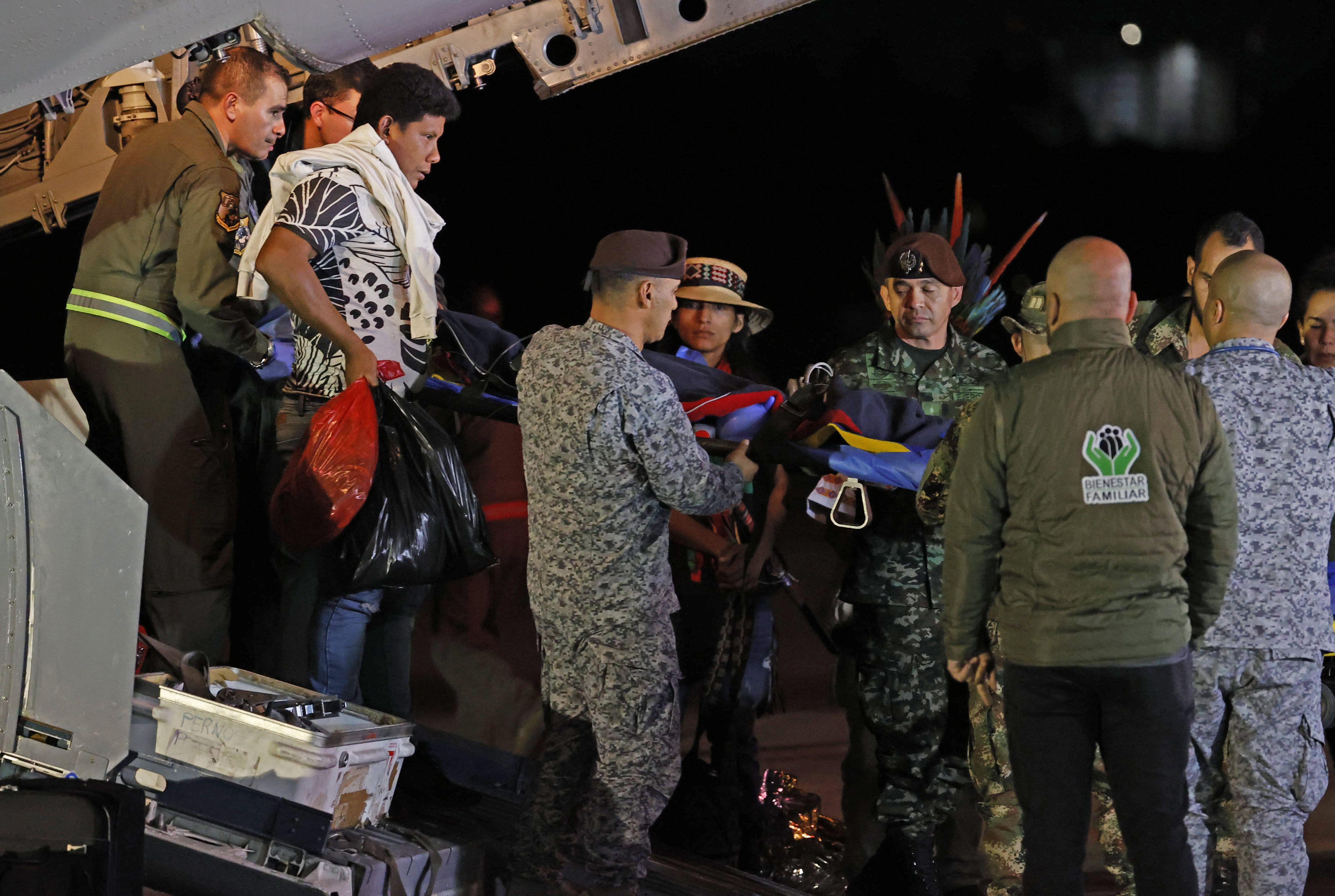 Traslado de los menores tras el rescate en la selva.