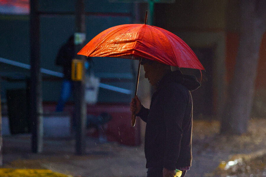 Persona con paraguas. Lluvia